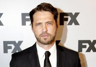 Ο Jason Priestley συγκινεί για τον Luke Perry – Αποκαλύπτει άγνωστες πτυχές της σχέσης τους