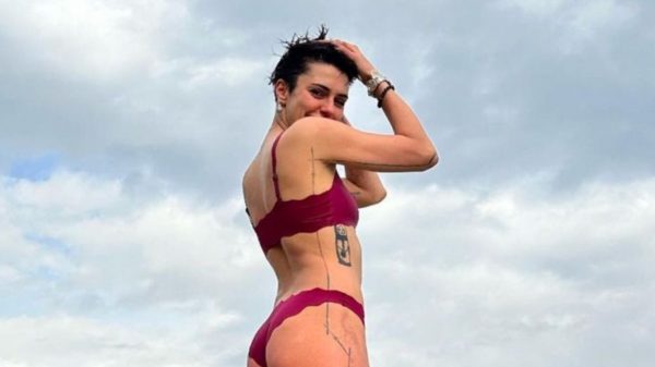 Η Κάτια Ταραμπάνκο και οι εντυπωσιακές πόζες στη θάλασσα με το μπικίνι