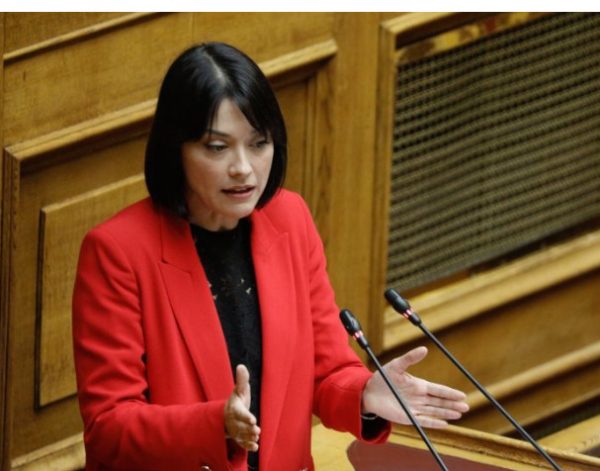 Νάντια Γιαννακοπούλου: «Τι ασέβεια είναι αυτή;»