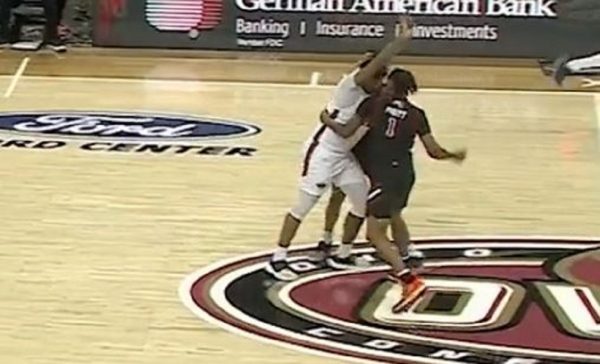 Απίστευτο «μπουκέτο» σε αγώνα του NCAA – Δείτε βίντεο