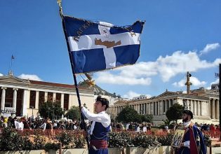 Ο Νίκος Παπαδάκης παρέλασε με τη σημαία της Παγκρητίου Ενώσεως – «Μεγάλη τιμή»