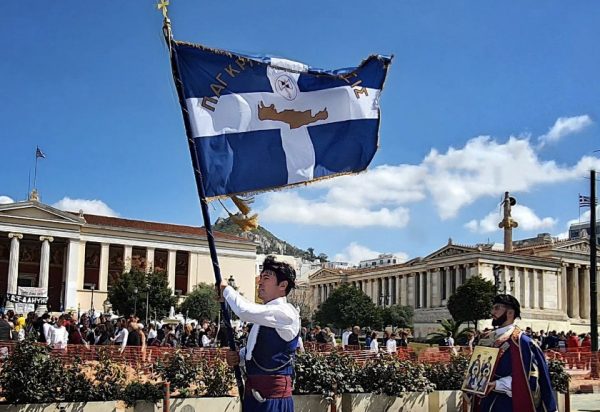 Ο Νίκος Παπαδάκης παρέλασε με τη σημαία της Παγκρητίου Ενώσεως – «Μεγάλη τιμή»