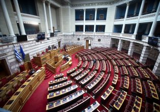 Τέμπη: Στην Βουλή το νομοσχέδιο για τα μέτρα στήριξης συγγενών θυμάτων