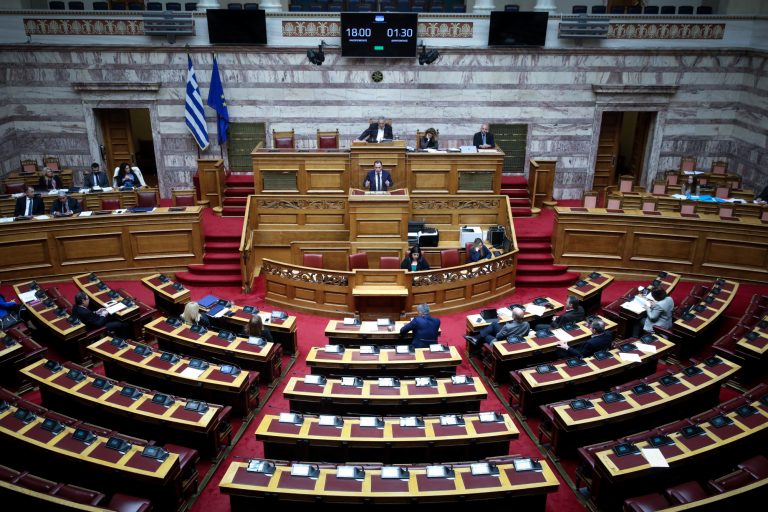 Βουλή: Υπερψηφίσθηκε το νομοσχέδιο για το πλαίσιο ρύθμισης οφειλών