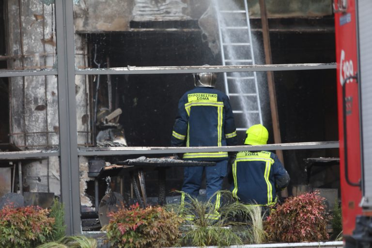 Φωτιά στη Νέα Σμύρνη: Απεγκλωβίστηκαν πέντε άτομα, ανάμεσά τους μητέρα με βρέφος – Ένας τραυματίας, καταγγελίες για εμπρησμό
