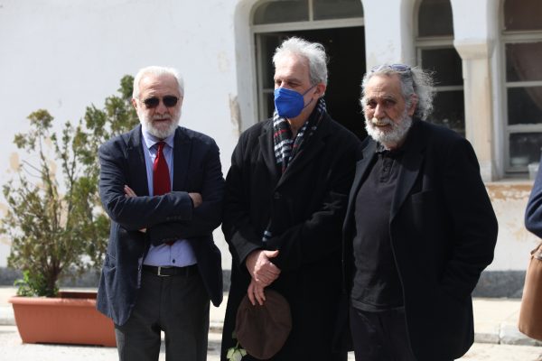 Λάκης Παπαστάθης: Φίλοι και συγγενείς αποχαιρέτησαν τον σκηνοθέτη