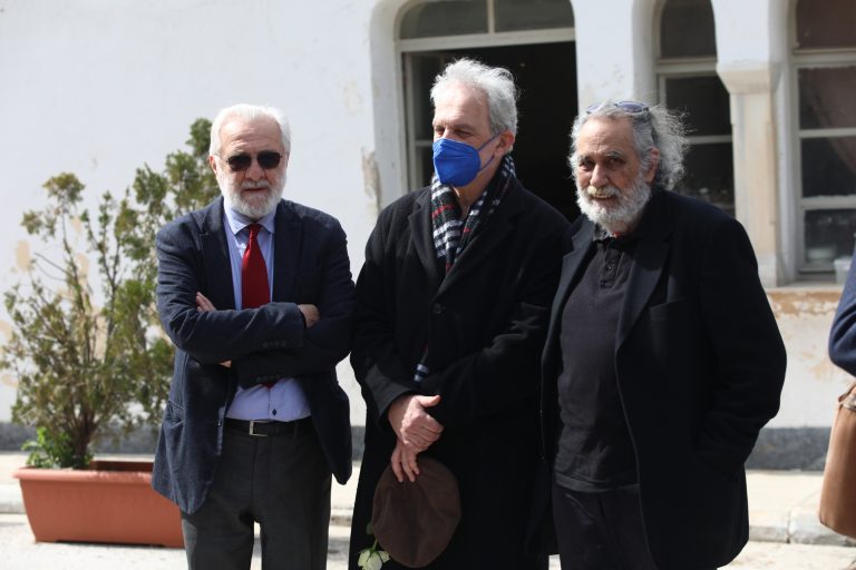 Λάκης Παπαστάθης: Φίλοι και συγγενείς αποχαιρέτησαν τον σκηνοθέτη