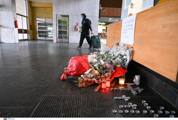 Τέμπη: «Αν έχεις φύγει συγγνώμη και σ’ αγαπώ» – Συγκινεί σημείωμα προς αγνοούμενο επιβάτη