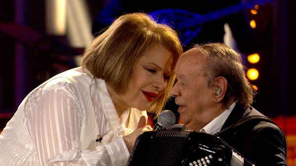 Σπίτι με το Mega: Μια λαμπερή βραδιά με την Πίτσα Παπαδοπούλου