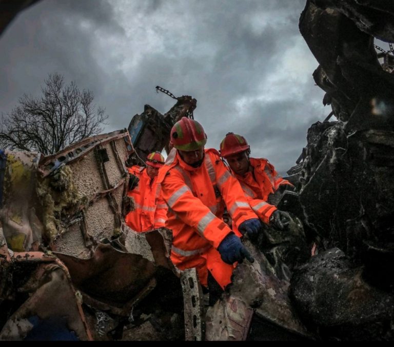 Τέμπη: «Στο πεδίο με όλες μας τις δυνάμεις» – Το tweet της Πυροσβεστικής