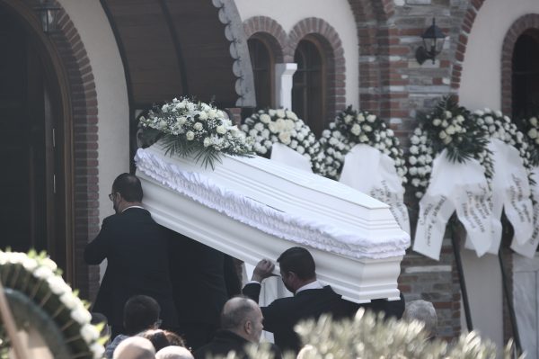 Τέμπη: Θρήνος στην κηδεία του αστυνομικού και του 15χρονου γιου του στο Κορδελιό