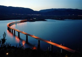 Greece bans all traffic across Servia bridge
