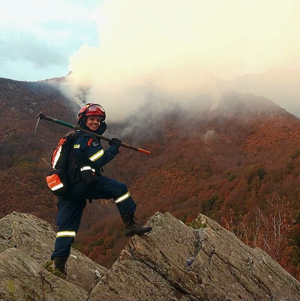 Φωτιά: Είδε το χωριό της να φλέγεται και έγινε δασοκομάντο – Οι γυναίκες στην πρώτη γραμμή της μάχης με τις φλόγες