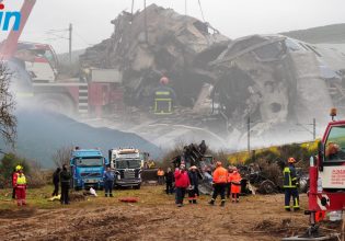 Τέμπη: Ο επιθεωρητής Λάρισας πήρε αναρρωτική μόλις ξημέρωσε και ενώ μάζευαν πτώματα