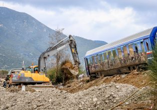 Τέμπη: Σε ειδικούς χώρους η μεταφορά των βαγονιών για εξέταση από ειδικούς