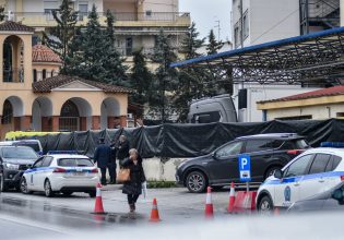 Τέμπη: Μαύρα πανιά έξω από το νοσοκομείο Λάρισας για τη μεταφορά των σορών