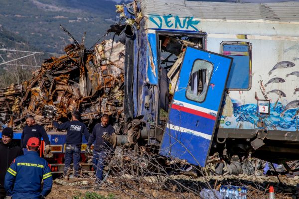 Τέμπη: «Ήταν όπως στο Μάτι, παντού καμένα και διαμελισμένα πτώματα»