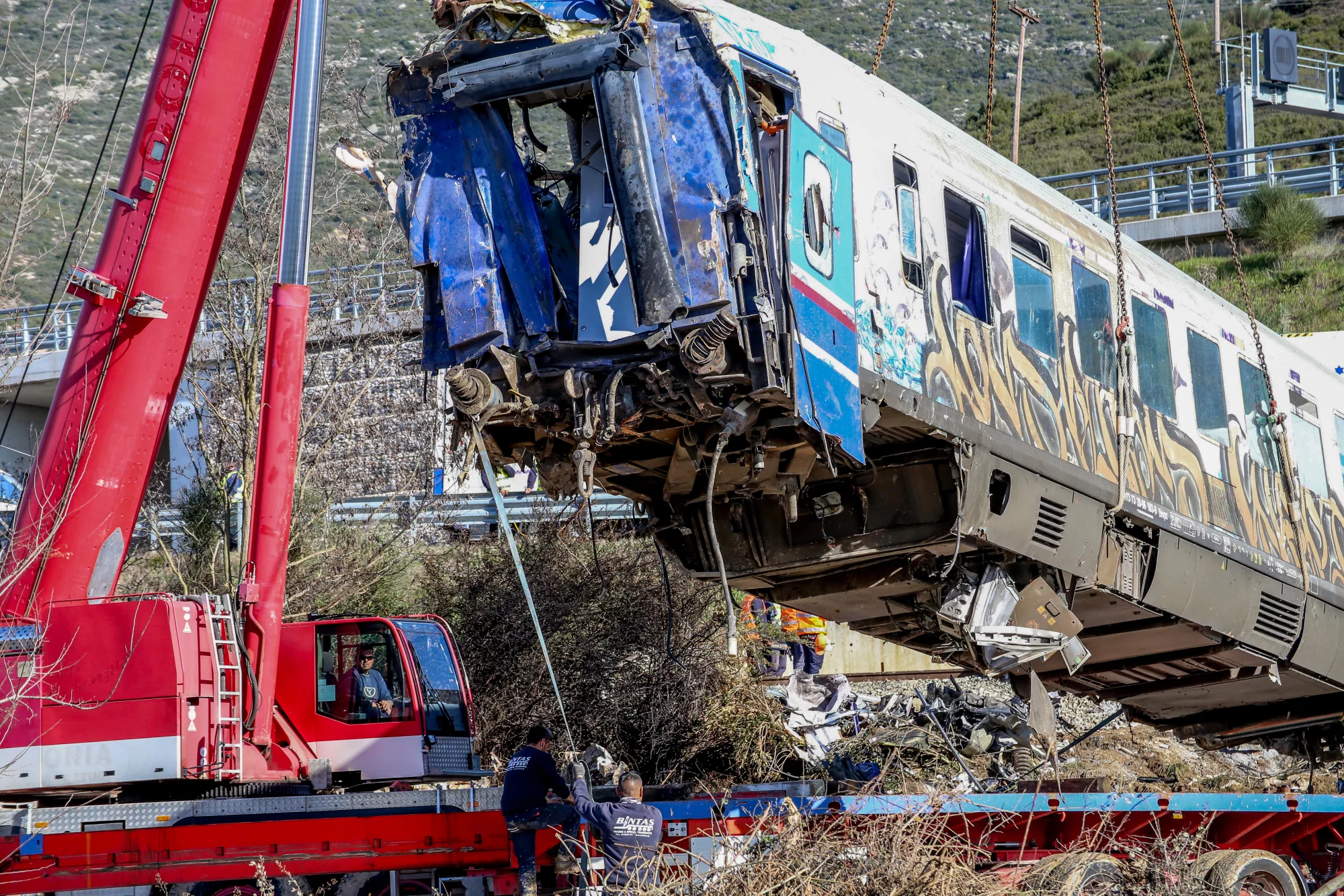 Bloomberg: Τι οδήγησε στο πιο θανατηφόρο σιδηροδρομικό δυστύχημα της Ευρώπης σε μια δεκαετία