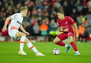 Τσιμίκας: Αγωνίζεται με μαύρο περιβραχιόνιο λόγω της τραγωδίας στα Τέμπη (pic)