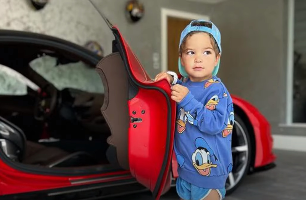 Ο 3χρονος Zayn Sofuoglu οδηγεί Ferrari και τρελαίνει το διαδίκτυο