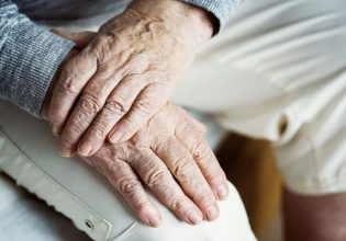 Δημογραφικό: Οι επιπτώσεις στο οικογενειακό περιβάλλον των άνω των 65 ετών – Ποιοι κινδυνεύουν να μείνουν μόνοι τους