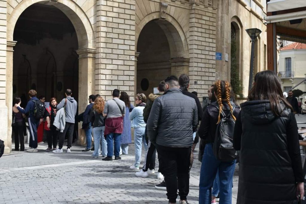 Τέμπη: Συγκινεί η αλληλεγγύη – Περιμένουν ώρες για να δώσουν αίμα παρότι ξέρουν ότι οι ανάγκες έχουν καλυφθεί