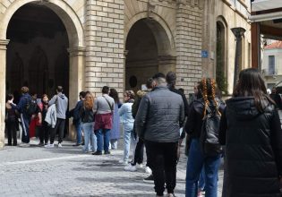 Τέμπη: Συγκινεί η αλληλεγγύη – Περιμένουν ώρες για να δώσουν αίμα παρότι ξέρουν ότι οι ανάγκες έχουν καλυφθεί