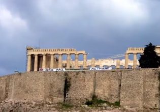 «Οι ζωές μας μετράνε» – Το μήνυμα καλλιτεχνών για τα Τέμπη στον βράχο της Ακρόπολης