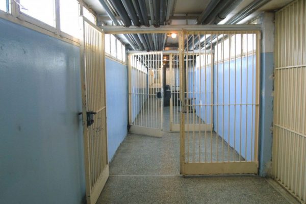 Βόλος: Κρατούμενος απέδρασε… με τηλεκάρτα – Συνελήφθη αστυνομικός