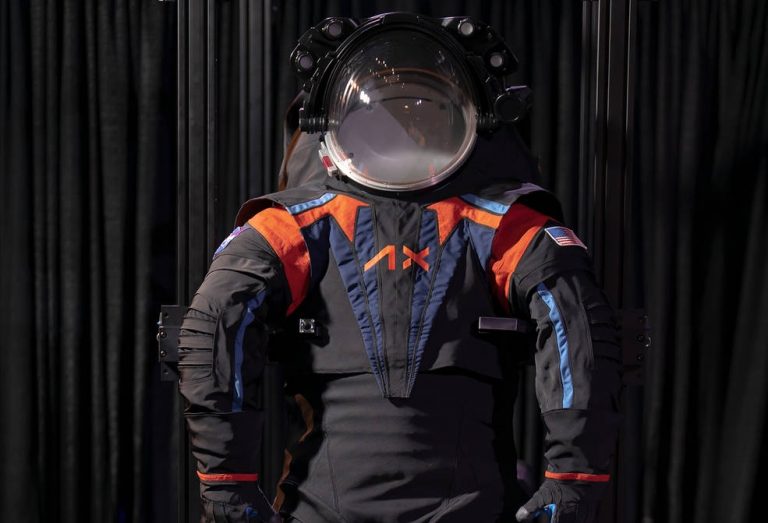 NASA: Ντεφιλέ για τις στολές που θα φορεθούν αυτή τη δεκαετία στη Σελήνη