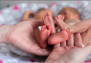 Ρεκόρ Γκίνες για τα πιο πρόωρα δίδυμα στον κόσμο  – «Είχαν 0% πιθανότητες να ζήσουν»