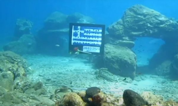 Τέμπη: Ελληνική σημαία στο βυθό του Μπαλί για τα θύματα του δυστυχήματος