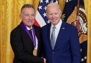 Μπάιντεν: Νύξη υποψηφιότητας για το 2024 κατά τη βράβευση προσωπικοτήτων των ΗΠΑ