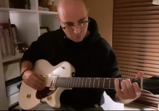 Ο Κωνσταντίνος Μπογδάνος παίζει τον Εθνικό Ύμνο σε ηλεκτρική κιθάρα