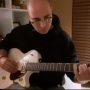 Ο Κωνσταντίνος Μπογδάνος παίζει τον Εθνικό Ύμνο σε ηλεκτρονική κιθάρα