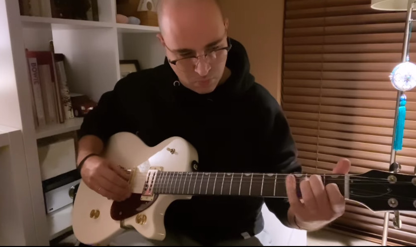 Ο Κωνσταντίνος Μπογδάνος παίζει τον Εθνικό Ύμνο σε ηλεκτρική κιθάρα