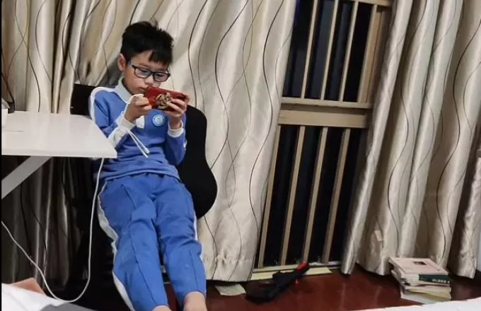 Κίνα: Πατέρα ανάγκασε τον γιο του να παίζει βιντεοπαιχνίδια για 17 ώρες σερί ως τιμωρία