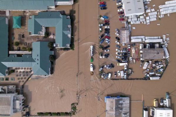 ΗΠΑ: «Διπλή καταιγίδα! Μία σε κάθε ακτή» – Πλημμύρες στην Καλιφόρνια και χιόνια στα βορειοανατολικά