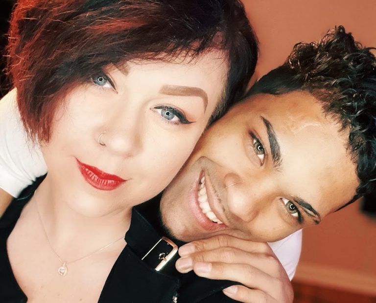 Παντρεύτηκε τον φίλο του γιου της και ζει τον έρωτά της – Γιατί την αποκαλούν «groomer»