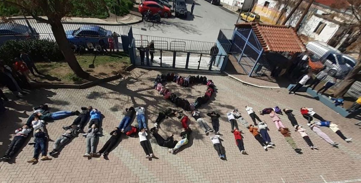 Τέμπη: Μαθητές δημοτικού στη Λάρισα σχημάτισαν το όνομα της 21χρονης Κλαούντιας