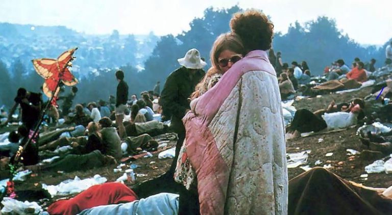 Έφυγε από τη ζωή η γυναίκα του ζευγαριού στη θρυλική φωτογραφία του Γούντστοκ