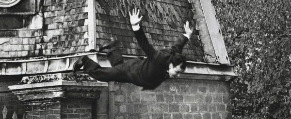 Πώς ο ζωγράφος Υβ Κλάιν φωτογραφήθηκε να βουτάει στο κενό;