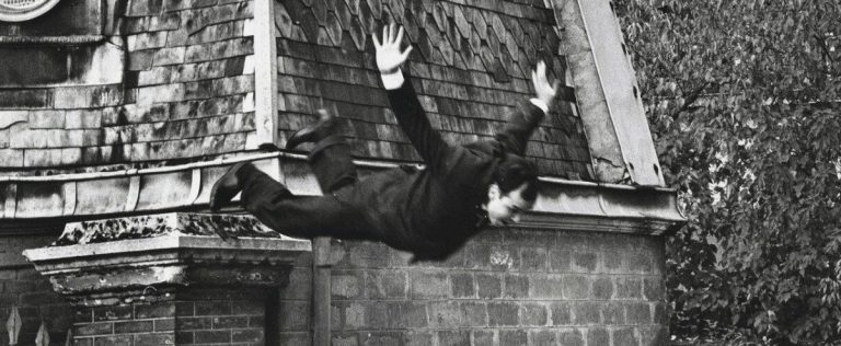 Πώς ο ζωγράφος Υβ Κλάιν φωτογραφήθηκε να βουτάει στο κενό;