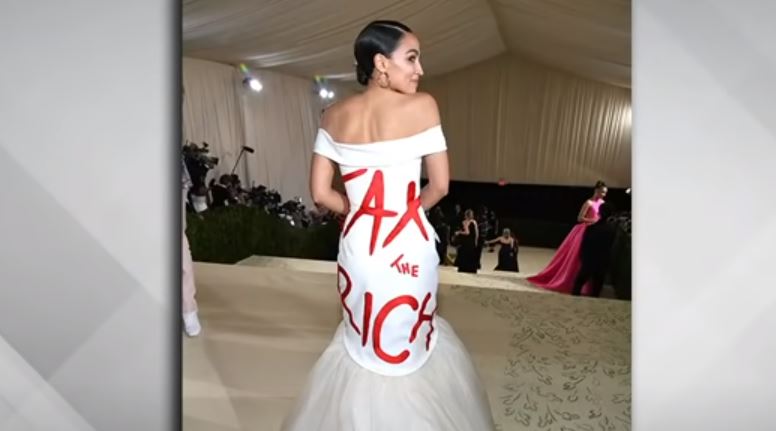 Έρευνα για το φόρεμα της Αλεξάνδρια Οκάσιο Κορτές που έγραφε «Tax The Rich» στο Met Gala