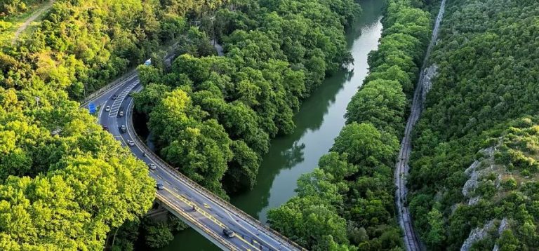 «Στην κοιλάδα των Τεμπών, φόβος των μηχανοδηγών» – Ο ανατριχιαστικός στίχος του Θ. Παπακωνσταντίνου