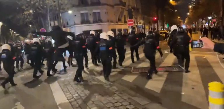 Παρίσι: Η σοκαριστική στιγμή που διαδηλωτής βγάζει νοκ άουτ αστυνομικό