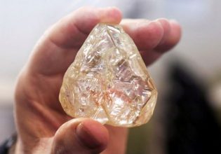 ΕΕ: Στο στόχαστρο τα ματωμένα διαμάντια του Πούτιν