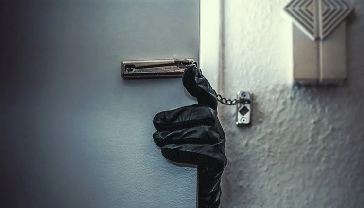 Ηλεία: Μπήκαν από το παράθυρο της κουζίνας και άρπαξαν 40.000 ευρώ