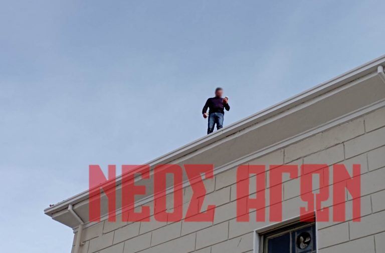 Καρδίτσα: Άνδρας απειλεί να αυτοκτονήσει από τη στέγη του Δικαστικού Μεγάρου