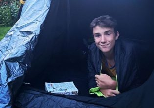 Το «αγόρι του κάμπινγκ» σταμάτησε να κοιμάται στη σκηνή μετά από τρία χρόνια